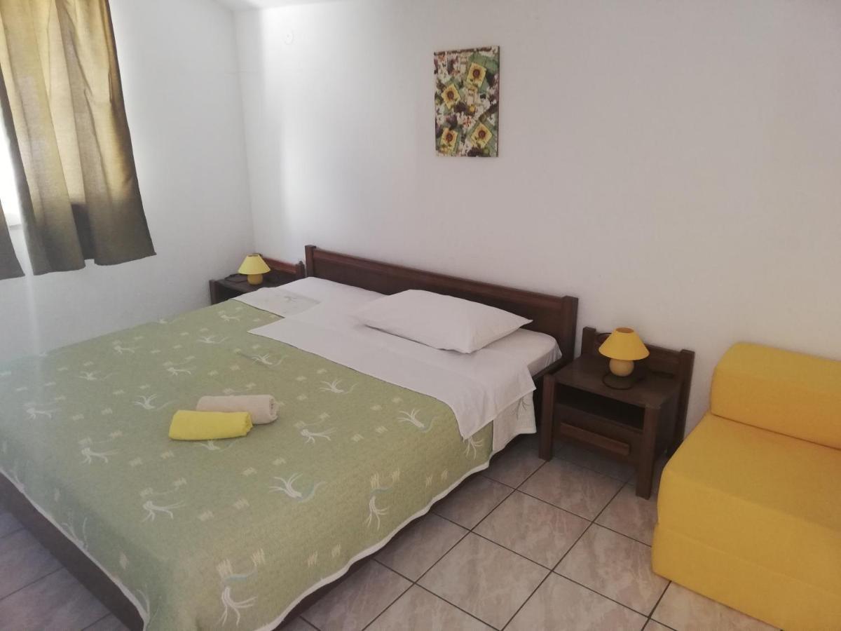 Apartments And Rooms With Parking Space Zavala, Hvar - 128 Jelsa  Eksteriør billede